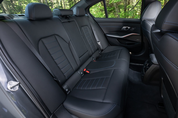 前席と同様のテイストでデザインされた後席。背もたれにはスルーローディングシステムと呼ばれる、40：20：40の3分割可倒機能が備わる。「M340i xDrive」には、他モデルではオプションとなる後席用12V電源ソケットとUSBソケット（タイプC対応）、シートバック収納に加え、トランクルーム内の収納ネットや荷物用フックがセットになった「ストレージパッケージ」が標準装備されている。