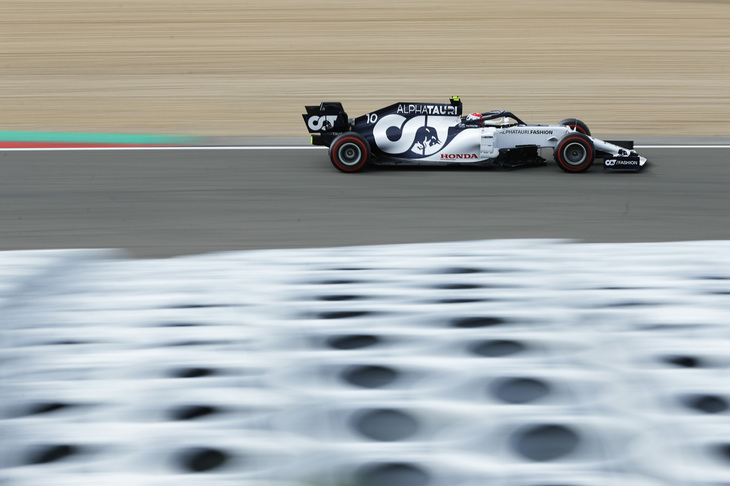 アルファタウリの予選は、ピエール・ガスリー（写真）12位、ダニール・クビアト13位と2台ともQ2どまりとなるものの、レースではガスリーが6位でゴール。チームはトロロッソ、そしてその前身であるミナルディ時代を含めて最長となる8戦連続入賞中と波に乗り、ランキングは7位につけている。クビアトはレッドブルのアルボンにぶつけられフロントウイングを壊し緊急ピットイン、15位完走。（Photo=Getty Images / Red Bull Content Pool）