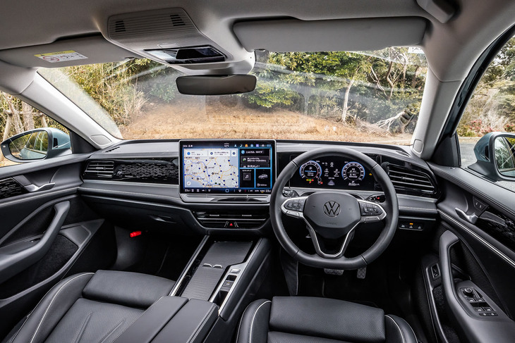 エクステリアに負けないくらいに新鮮な新型「パサート」のインテリア。ソフトな素材で覆われたダッシュボードにはシルバーのステッチがあしらわれ、ダッシュボードの中心には15インチサイズのタッチ式ディスプレイが置かれる。