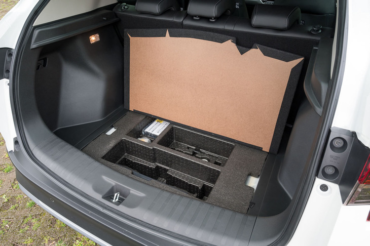 荷室の床下には工具などをしまっておけるサブスペースがある。床板の裏側の仕上がりは見なかったことにしておこう。