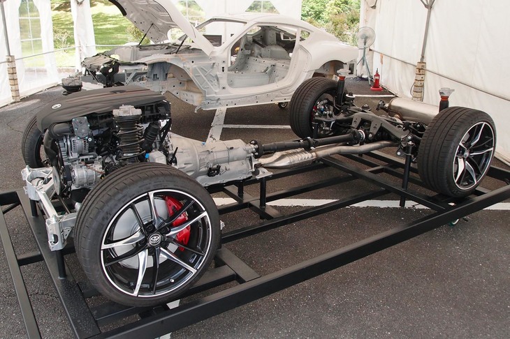 新型「スープラ」のベアシャシー。写真に見られる直6エンジンはスペックに至るまで「Z4」と同一だが、ホイールのデザインや足まわりのセッティングは異なっている。