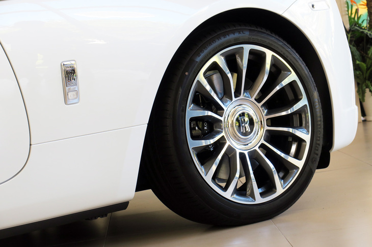 ロールス・ロイス・ベイサイド ドーン エアロカウリング（タイヤ＆ホイール）