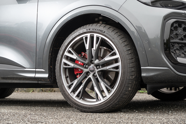 タイヤ＆ホイールは迫力の21インチ。赤いブレーキキャリパーはオプションで選べる（7万円）。