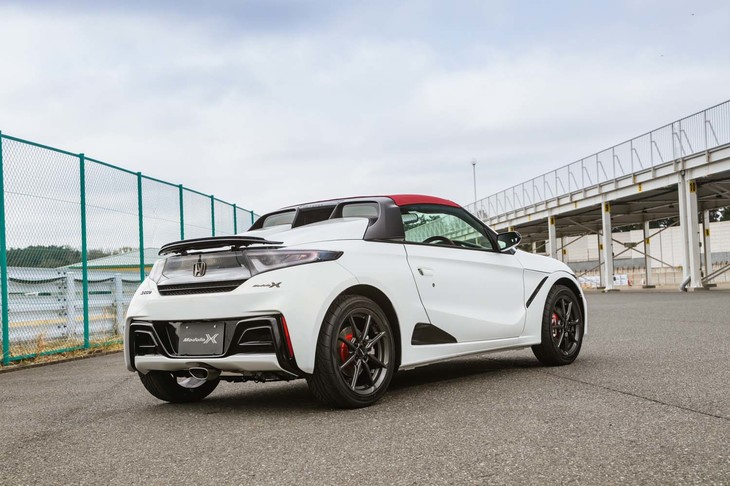 ボディーカラーは専用色「ソニックグレー・パール」のほか、写真の「プレミアムスターホワイト・パール」が選べる。