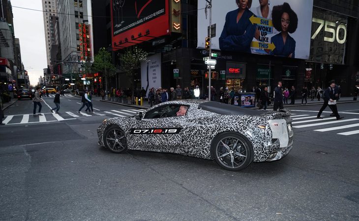 「コルベット」史上初のミドシップレイアウトに加え、C8ではDOHCユニットやハイブリッド機構の採用などもうわさされている。