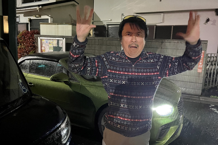 「『328』、こんな感じで煙が出たんだよね～」の再現ポーズ。車両火災で首都高を通行止めにするなど、大ごとにならなくて本当によかった。