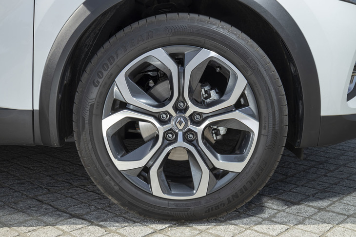 今回の試乗車は、18インチサイズ「Pasadena（パサデナ）」ホイールに、215/55R18サイズの「グッドイヤー・エフィシェントグリップ パフォーマンス」タイヤを組み合わせていた。