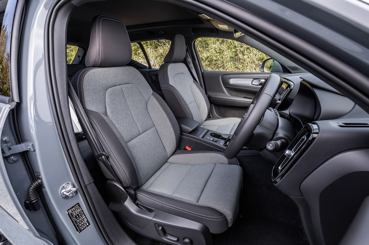 運転席にはメモリー機能付きの8ウェイパワーシートが標準で備わる。試乗車では、ステアリングホイールヒーターとシートヒーターがセットとなる「クライメートパッケージ」に加え、助手席8ウェイパワーシートやマニュアルクッション調整式エクステンションなどがセットとなる「パワーシートパッケージ」がオプションで選択されていた。