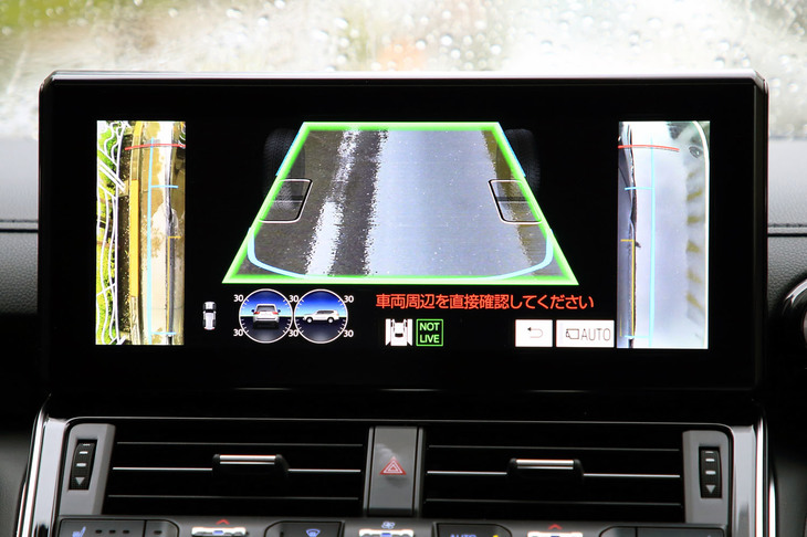 悪路での走行を支援する装備も進化。「マルチテレインモニター」には車体下部前方の透過映像に加え、後輪周辺をクローズアップして表示する新しいビューが追加された。