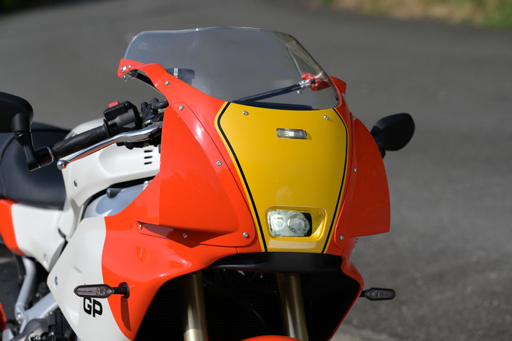 デザインモチーフは往年のレーシングモデル「YZR500」で、カウルまわりではビス留めで増設されたナックルバイザーまで再現。LED式のヘッドランプは非常にコンパクトで、思わずフロントにゼッケンナンバーを描きたくなる。
