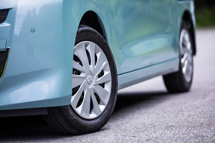 今回の試乗車のタイヤは「ブリヂストン・エコピアEP150」で、サイズは前後とも155/65R14。ホイールはスチール製となり、フルホイールカバーがセットされていた。最小回転半径は4.5mとなる。