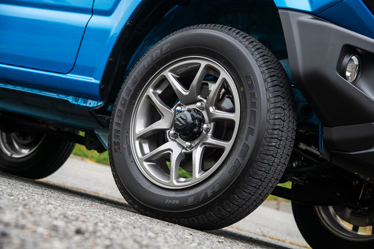 「ジムニー」のタイヤサイズは従来モデルと同じく175/80R16。テスト車にはジムニー、「ジムニーシエラ」ともどもブリヂストンのオールシーズンタイヤ「デューラーH/T II 684」が装着されていた。