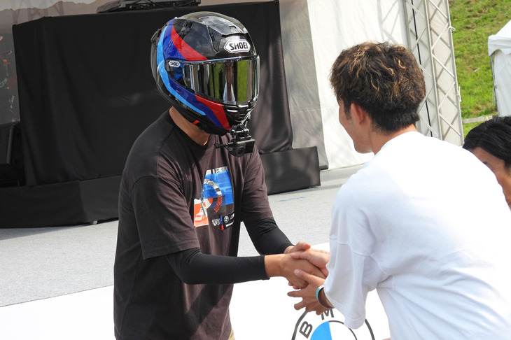 WOKA RIDERさんは九州を拠点に活動するバイク系YouTuber。そのヘルメットの下の素顔は、誰も知らないという……。