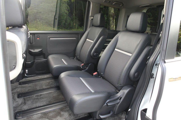 7人乗り仕様車の2列目キャプテンシート。「ステップワゴン モデューロX」の受注比率は、2016年10月末時点で、7人乗り仕様が全体の94％を占めるという。