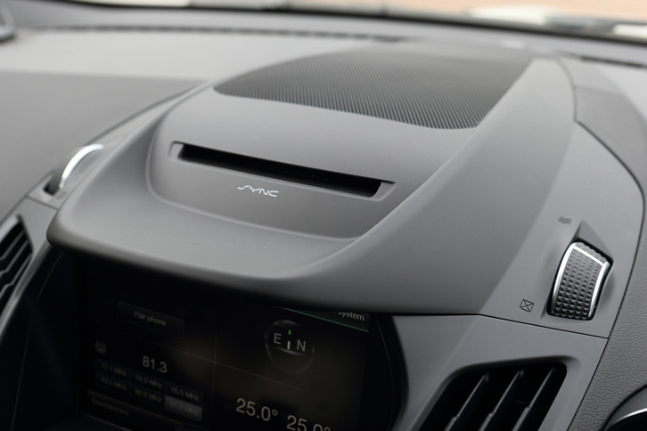 「クーガ」には音声認証システムの「SYNC（シンク）」が採用されており、オーディオなどの各種機能を音声で操作できる。