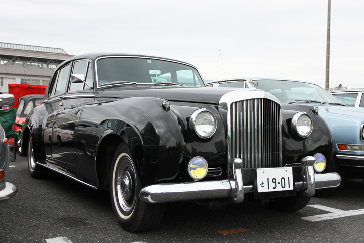 1960年「ベントレーS2サルーン」。「ロールス・ロイス・シルバークラウドII」の双子車で、異なるのはフロントグリルなど細部のみ。6.2リッターV8 OHVエンジンを積む。