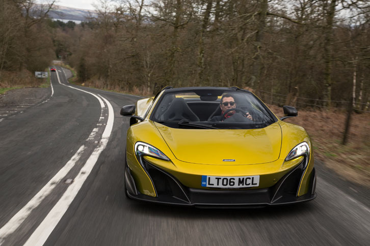 英国スコットランドのカントリーロードを行く。