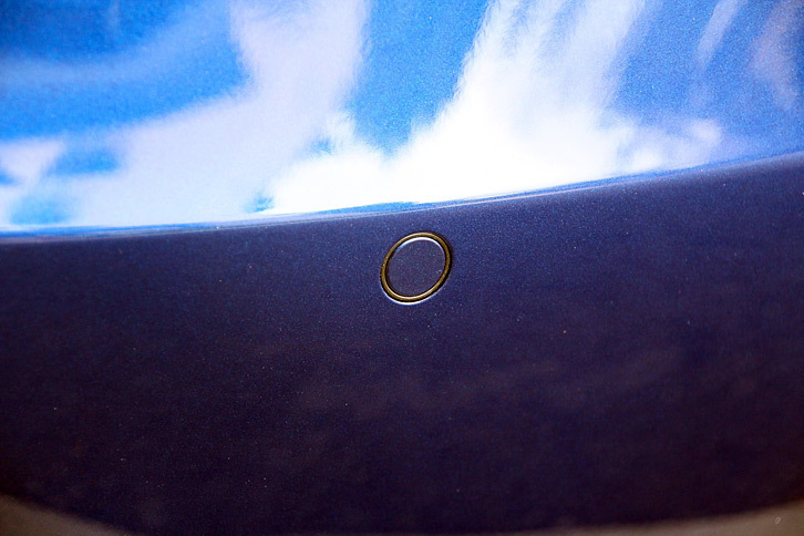 フロントバンパーに設けられた超音波センサー。