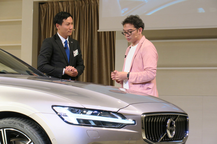 最初の訪問客は「V70」のオーナーで、新しいボルボ車に興味津々。応接したスタッフは、最新の安全装備やプラグインハイブリッド車の仕組み、はては環境や安全に対するブランドとしてのボルボの取り組みなど、さまざまな知識が問われることとなる。