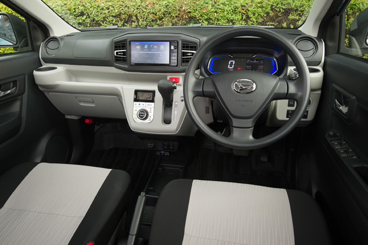 新型「ミラ イース」のインストゥルメントパネルまわり。オープントレーや固定式のドリンクホルダーの設置により、利便性を高めている。