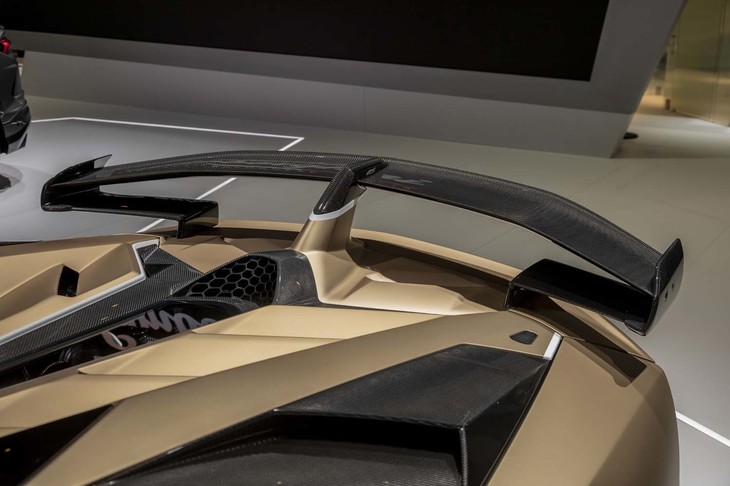 ランボルギーニ・アヴェンタドールSVJロードスター（リアウイング）