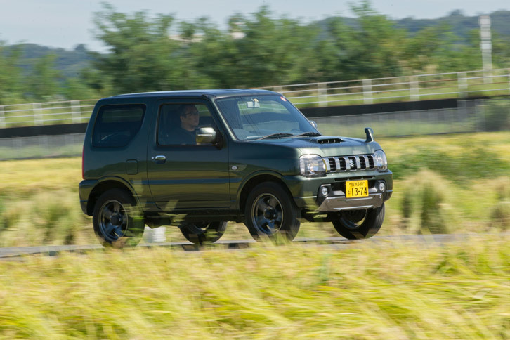 3代目「ジムニー」は、1998年の軽自動車規格の改定に合わせて開発されたもの。四角四面でありながらも角の取れたデザインには、普遍的な魅力が感じられる。