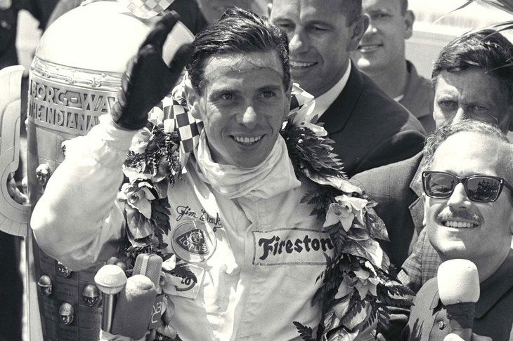インディ500で優勝を果たしたジム・クラーク（中央）と、コーリン・チャップマン（右）。