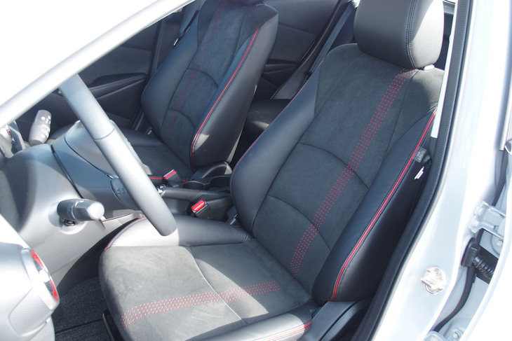 マツダ2 XDスポルト＋（海外仕様車のフロントシート）