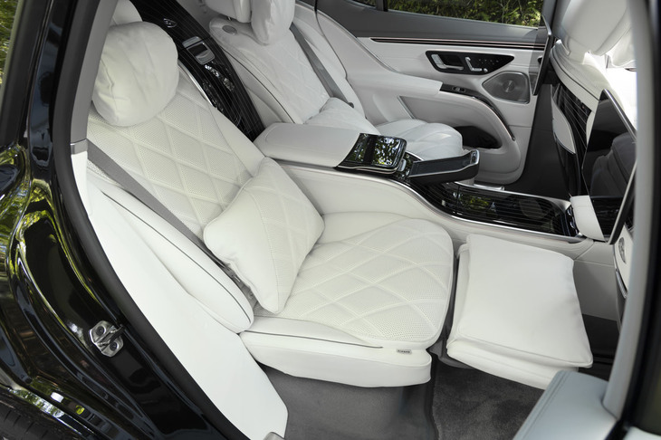 左右独立シートや格納式テーブルなどを組み合わせた「ファーストクラスパッケージ」は後席をさらに豪華に仕立てるオプション。乗車定員が4人に変更される。