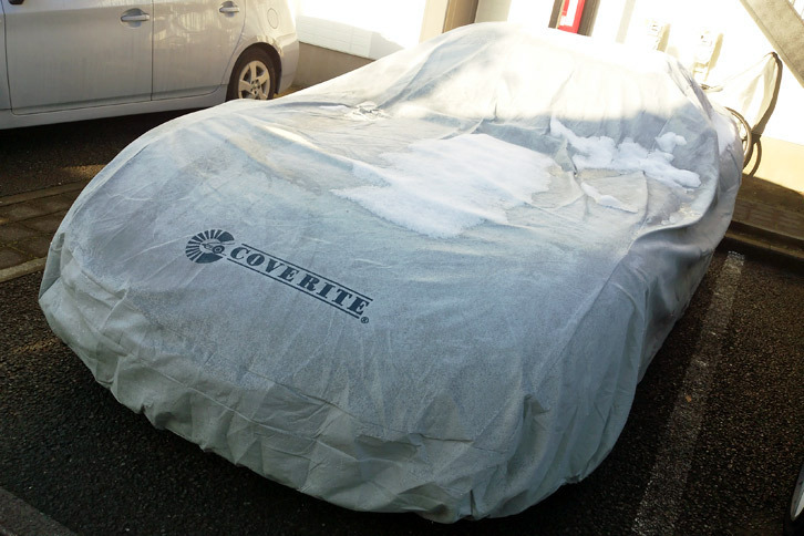 不意の降雪もボディーカバーさえあれば無問題。雨漏りが気になるのなら、雨の日には乗らなければいいのだ。初歩ですよ、初歩。