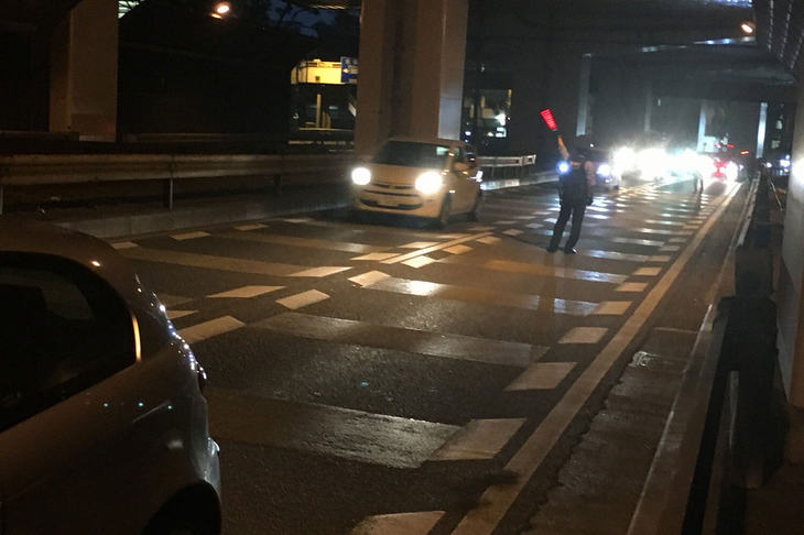 前回の甲州街道トラブルではパトカーが1台、警官3人が出動。「今回は深夜だったのでメーワクも少しで済んだ」と言うが……。