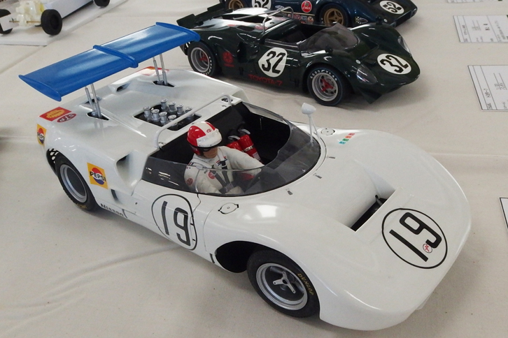 1968年の第5回日本グランプリに出走し、エアロスタビライザーと呼ばれた可動式ウイングから“怪鳥”の異名をとった「日産R381」。一筋縄ではいかないモデラー氏が選んだのは、優勝した黄色い羽根（ウイング）の北野 元車でも、リタイアした赤い羽根の高橋国光車でもなく、トラブルにより6位に終わった青い羽根の砂子義一車。ベースはタミヤ製1/18キット。