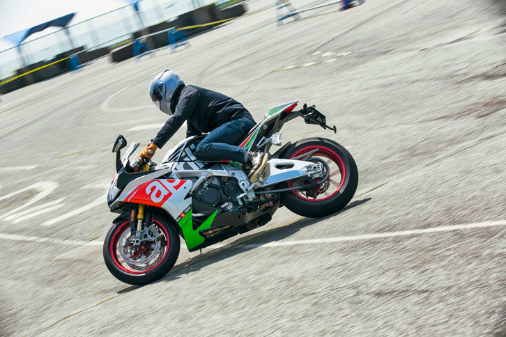 ボディーサイズ：全長×全幅×全高＝2055×735×1120mm
	ホイールベース：1435mm
	重量：204kg
	エンジン：999cc 水冷4ストローク V型4気筒 DOHC 4バルブ
	最高出力：201ps（148kW）/13000rpm
	最大トルク：115Nm（11.7kgm）/10500rpm
	価格：275万円