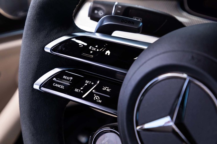 サイドスポークが上下に分割されたステアリングホイール。従来は埋め込み式だったステアリングスイッチは静電容量式のタッチスイッチに改められている。