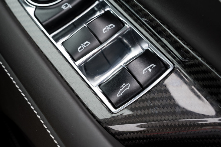 ルーフの開閉ボタンは、パワーウィンドウのスイッチともども、運転席側のドアコンソールに配置されている。