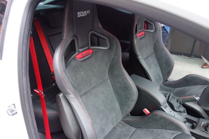 レカロ製シートは、レザー＆アルカンターラ。