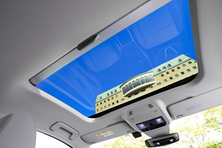 「電動パノラマスライディングルーフ」は、23万1000円のセットオプション「ラグジュアリーパッケージ」に含まれる。