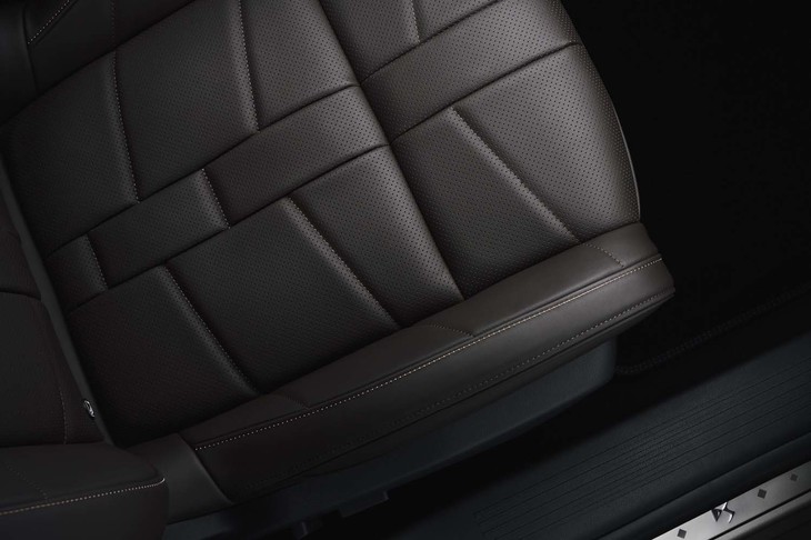 シート表皮は他のDS車と同じウオッチストラップデザイン。「リヴォリ」ではバサルトブラックのレザーが標準。