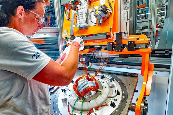 モーターのステータを製作している様子。ホンダなどは角型導線をコアに差し込んでから溶接する「セグメント式」のステータ構造を採用しているが、アウディのそれはコンベンショナルな巻き線構造のようだ。