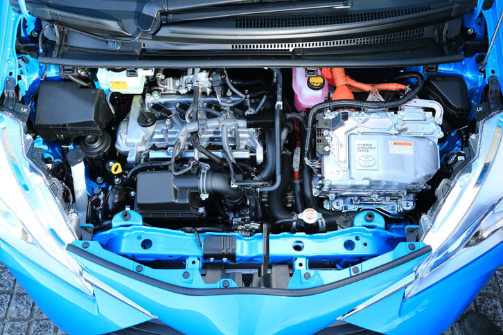 ハイブリッドシステムは、「アクア」のものを改良。ピストンの低フリクション化やバッテリー内部の抵抗損失低減が図られている。