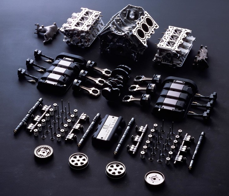 これは初代「NSX」のエンジン構成部品。このうちひとつでも問題があれば、名車といえど動態保存はかなわない。基本はパーツありき、である。