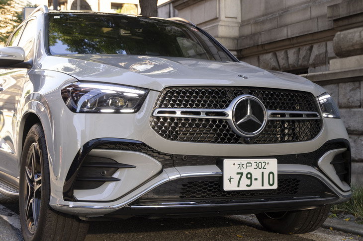 「スターパターンフロントグリル」が採用された。小さなスリーポインテッドスターを組み合わせて網目を形成している。