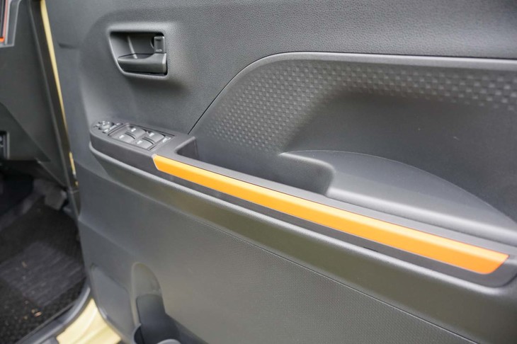 ドアアームレストのオレンジアクセント。