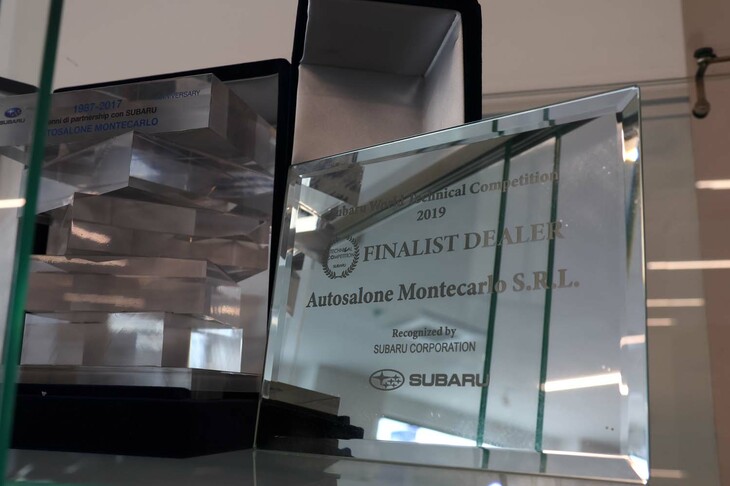 リッカルドさんが、2019年に神戸で開催された「スバルサービス技術コンクール世界大会」のファイナリストとなったときの記念盾。