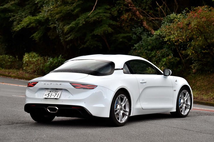 
	【アルピーヌA110ピュアのスペック】
	ボディーサイズ：全長×全幅×全高＝4205×1800×1250mm／ホイールベース：2420mm／車重：1110kg／駆動方式：MR／エンジン：1.8リッター直4 DOHC 16バルブ ターボ／トランスミッション：7段AT／最高出力：252ps（185kW）/6000rpm／最大トルク：320Nm（32.6kgm）/2000rpm／タイヤ：（前）205/40ZR18 86Y／（後ろ）235/40ZR18 95Y（ミシュラン・パイロットスポーツ4）／燃費：14.1km/リッター（JC08モード）／取材時の燃費データ：9.2リッター/100km（約10.9km/リッター、車載燃費計計測値）／価格：811万円
	