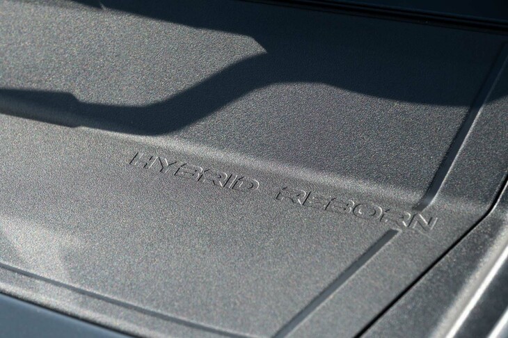 フロントウィンドウ基部に隠された「HYBRID REBORN」のロゴ。