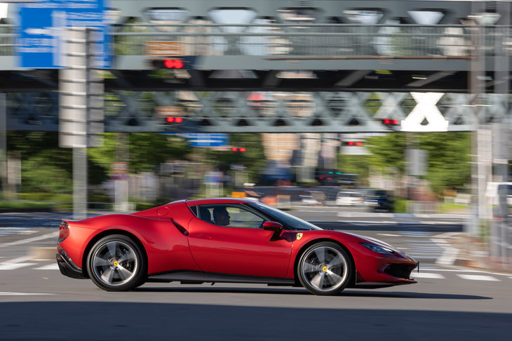 「296GTB」のボディーサイズは全長×全幅×全高＝4565×1958×1187mm。引き締まったデザインの妙で実寸よりコンパクトに見えるが、じつは堂々とした体格の持ち主なのだ。