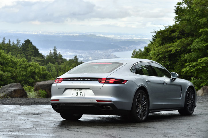 ボディーサイズは全長×全幅×全高＝5049×1937×1427mmで、従来型よりも全長で34mm、全幅で6mm拡大されている。緩やかな弧を描くルーフラインなど、デザイン的に「911」との関連性が強化されている。