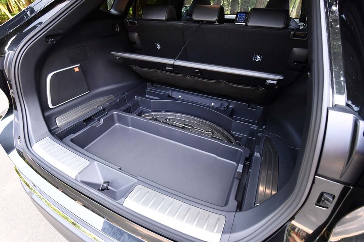 荷室は、フロア下にも予備の収納スペースとスライド式のデッキボックスが用意される。