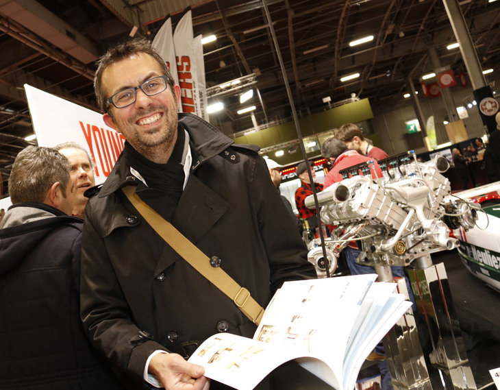 2019年パリにて。筆者がプレゼントした「トヨタホーム」のカタログを手に喜色満面のティエリー・アスティエール氏。これが彼との最後になってしまった。